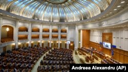 Президент України Володимир Зеленський (на екрані) під час звернення через відеозв'язок до парламенту Румунії. Бхарест, 4 квітня 2022 року