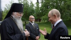 Архієпископ Олексій (л) і Володимир Путін