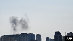 Дим піднімається над будівлями після атаки російських безпілотників на Київ, Україна, 26 серпня 2024 року