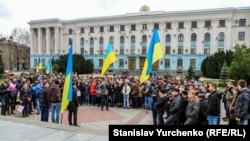 Акция Евромайдан-Крым перед зданием Совета министров в Симферополе