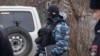 Под маской не видно истинных намерений правоохранителя