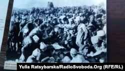 Фотографія на виставці, присвяченій Несторові Махну. Дніпро, 7 листопада 2018 року