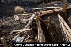 Військовий на позиціях під Золотим на Луганщині, листопад 2019 року (фото Андрія Дубчака)