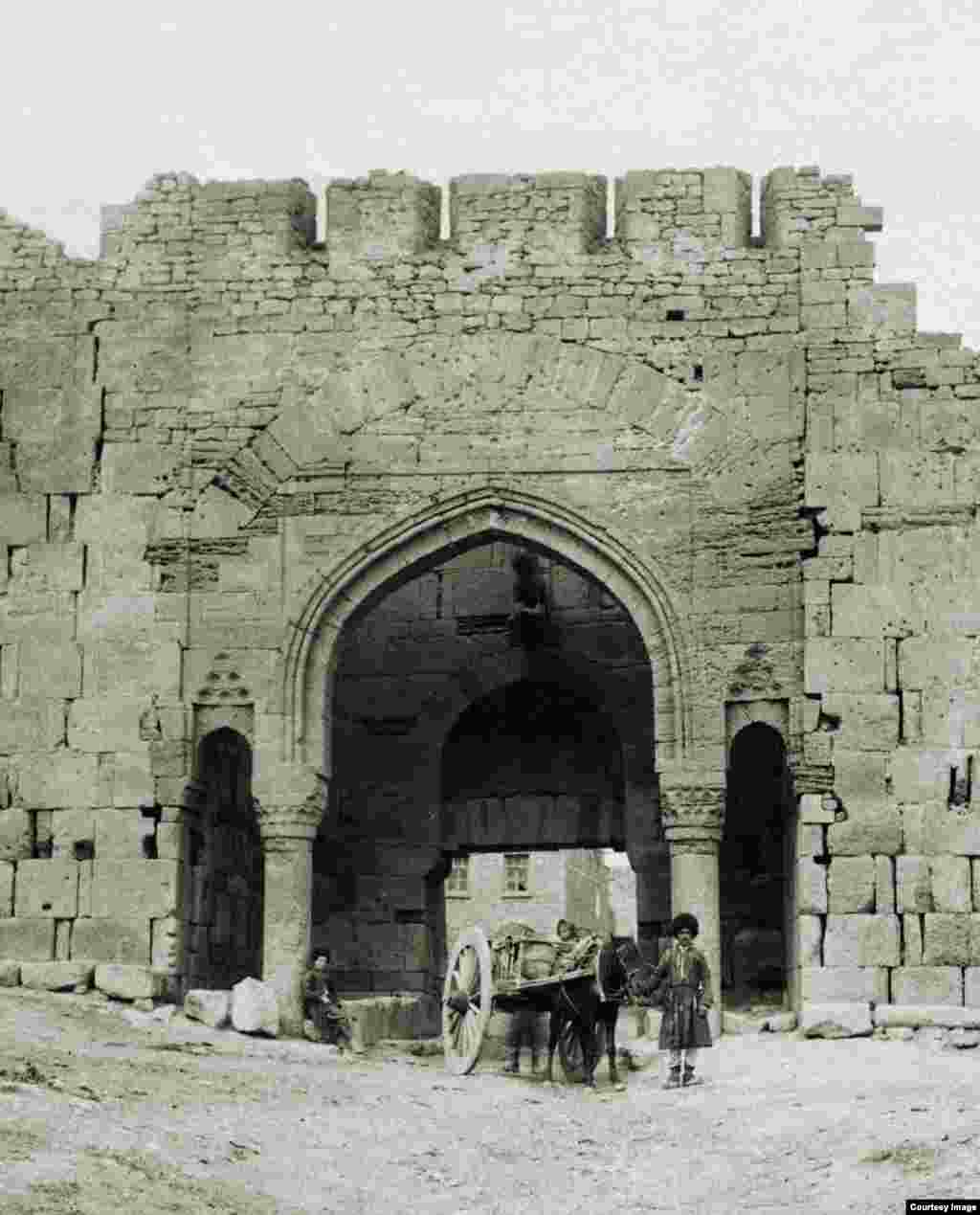Дербент. «Орта-Капы» абурал каваби. Дербент ХХ гIасруялъул авал.