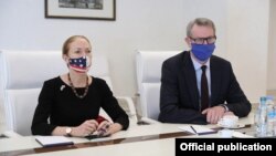 აშშ-ის ელჩი კელი დეგნანი და ევროკავშირის ელჩი კარლ ჰარცელი