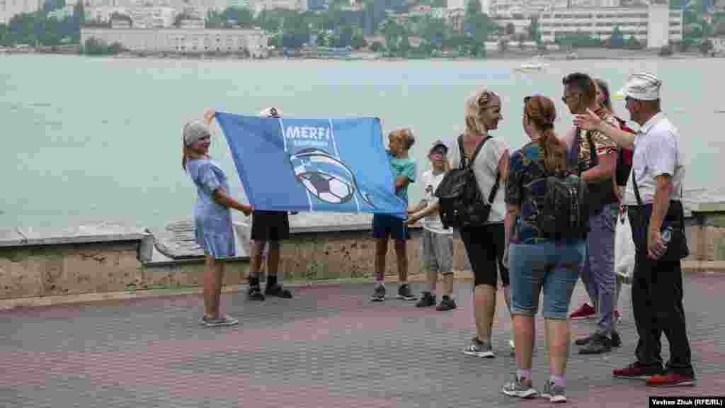 Ребята с флагом детского футбольного клуба «Мерфи» из российского Калининграда