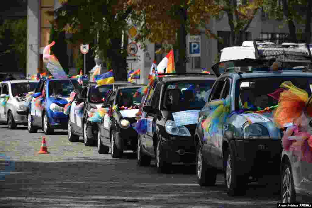 Після мітингу на площі Свободи учасники АвтоПрайду рушили за визначеним маршрутом. Колону супроводжували правоохоронці