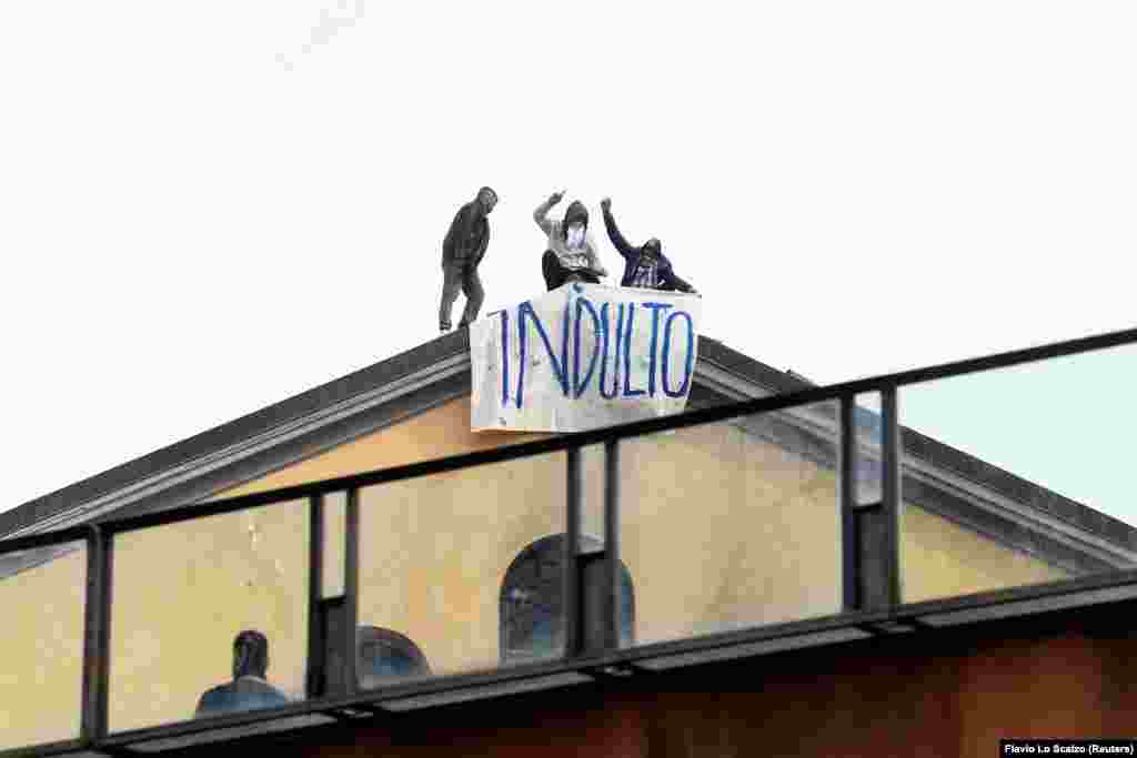 Заборона родичам відвідувати ув'язнених спричинила спалахи бунтів у в'язницях Італії. Заворушення зафіксовані в 25 пенітенціарних закладах. У тому числі в Римі, Неаполі, Мілані і Модені. Фото: засуджені вивісили банер «Помилуйте» на знак протесту у в'язниці «Сан-Вітторе» в Мілані