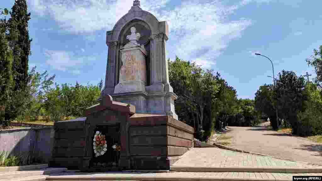 Могилы, находящиеся на Братском кладбище, являются памятником истории, но постепенно разрушаются, утверждает исполнительный директор Украинского национального комитета Международного совета по вопросам памятников и достопримечательностей (ICOMOS) ЮНЕСКО Елена Сердюк. «Если есть надгробные сооружения, то это памятники истории и архитектуры. Но, в данном случае, речь идет, прежде всего, об исторической памяти и об истории самого Крыма. Вне зависимости от того, – это Крымская война или Вторая мировая – эти могилы являются свидетельством истории Крыма и являются памятниками истории. Это означает, что реставрировать кладбище должно государство. По международному праву, а именно – второму протоколу Гаагской конвенции – это обязанность России – страны, которая оккупировала Крым», – пояснила эксперт