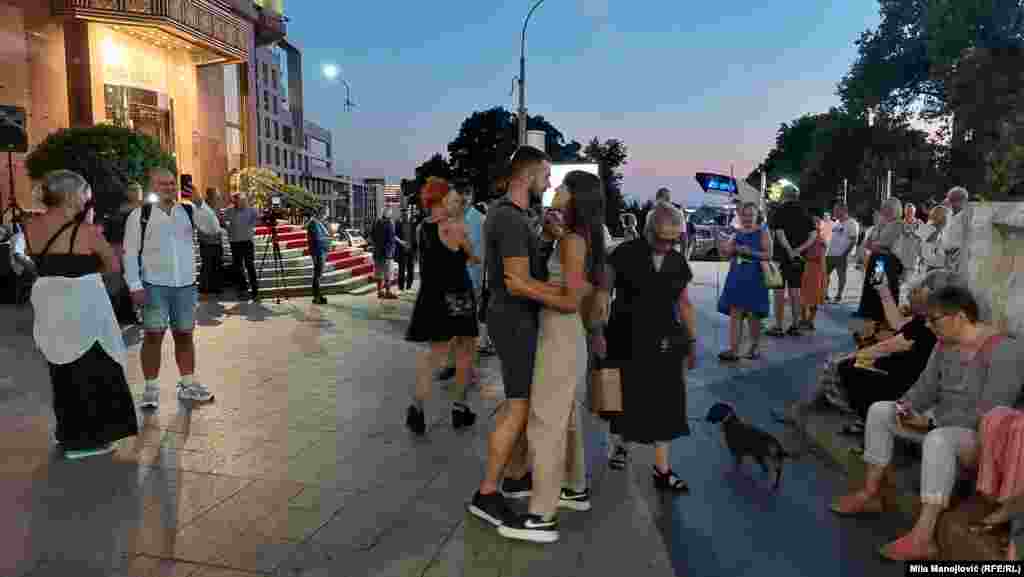 Dvoje mladih je zaplesalo uz pesme Gabi Novak koje su puštane sa razglasa. Beograd, 12. avgust 2025.