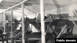 Крымские татары в депортации. Лагерный барак. Волголаг, начало 1940-х