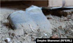 Залишки російської ракети, яка влучила в будинок Альони в Чорнобаївці