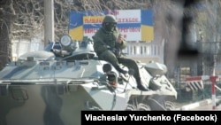 Российские военные без опознавательных знаков блокируют украинских морпехов в Керчи. Крым, 13 марта 2014 года