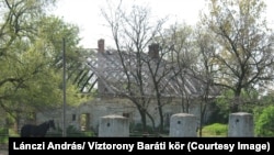 A hatvanpusztai birtok védett épületei még jól látszanak a Víztorony Baráti Kör 2005. áprilisi felvételén