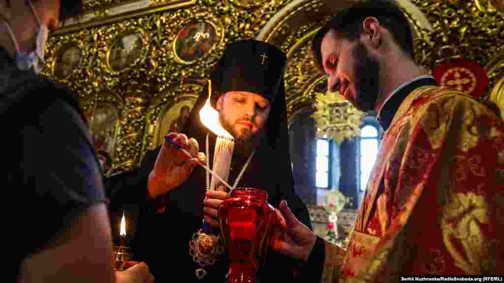 У неділю в світлий день Пасхи Христової, 2 травня, у Свято-Михайлівському Золотоверхому соборі зустріли Благодатний Вогонь (Святе світло) з Єрусалиму