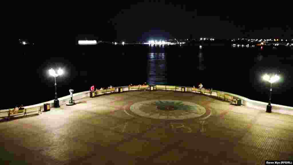 Біля сонячного годинника на Приморському бульварі хтось крейдою написав «Живи»