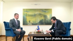 Vršilac dužnosti premijera Kosova, Albin Kurti, i Elldin Uglari, tokom njegovog imenovanja za zamjenika ministra za regionalni razvoj u februaru 2024. godine.