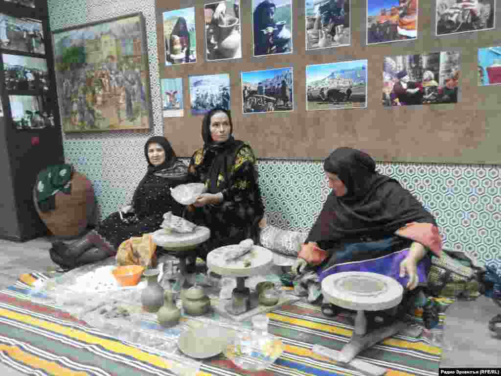 Этникияб культураялъул централде рачIарал гьалбадерида рихьизе тIагIалаби гьаризе хIарщ кIвекIулел руго бархъалисел. 