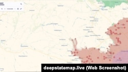 Просуваючись убік Золотого Колодязя, агресор ділить Донеччину на західну та східну смуги, одночасно намагаючись взяти в напівкільце Добропілля та Білозерське. Мапа проєкту DeepState станом на 12 серпня 2025 року