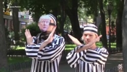 Перфоманс в Одессе: «Путин посадил Трампа вместе с Сенцовым» (видео) Перфоманс в Одессе: «Путин посадил Трампа вместе с Сенцовым» (видео)