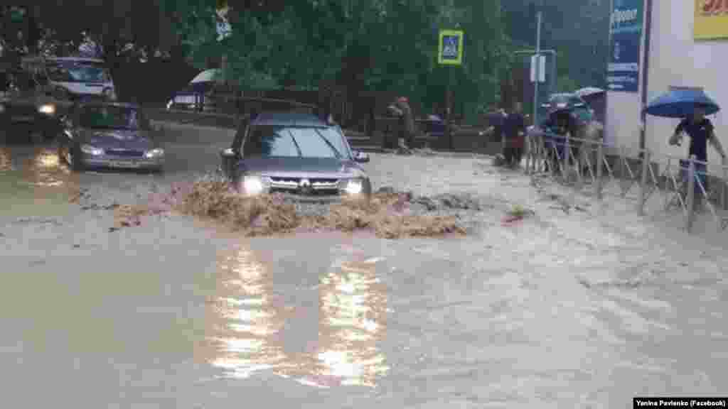 Зараз в'їзд у місто закритий через сильні потоки води, що зносять навіть автомобілі