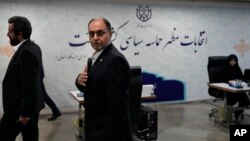 وحید حقانیان هنگام حضور در ستاد انتخابات وزارت کشور برای ثبتنام در انتخابات چهاردهم ریاستجمهوری