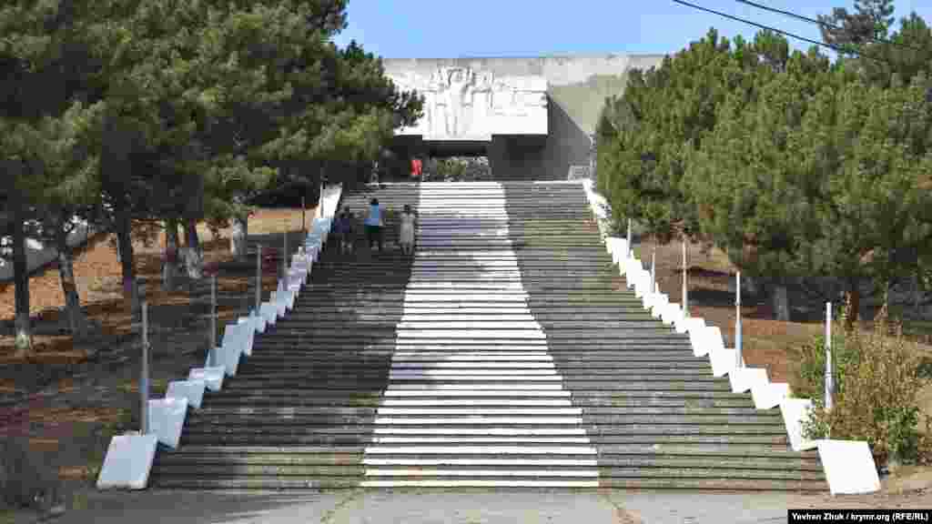 Пам'ятник перемозі у Другій світовій війні. Напис мовить: «Вдячні угловчани – полеглим за Батьківщину»