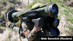 Під час військових навчань на Рівненщині в умовах, максимально наближених до реальних бойових, із використанням американських ракетних комплексів «Джавелін» (Javelin) та безпілотників Bayraktar TB2. Рівненська область, 26 травня 2021 року