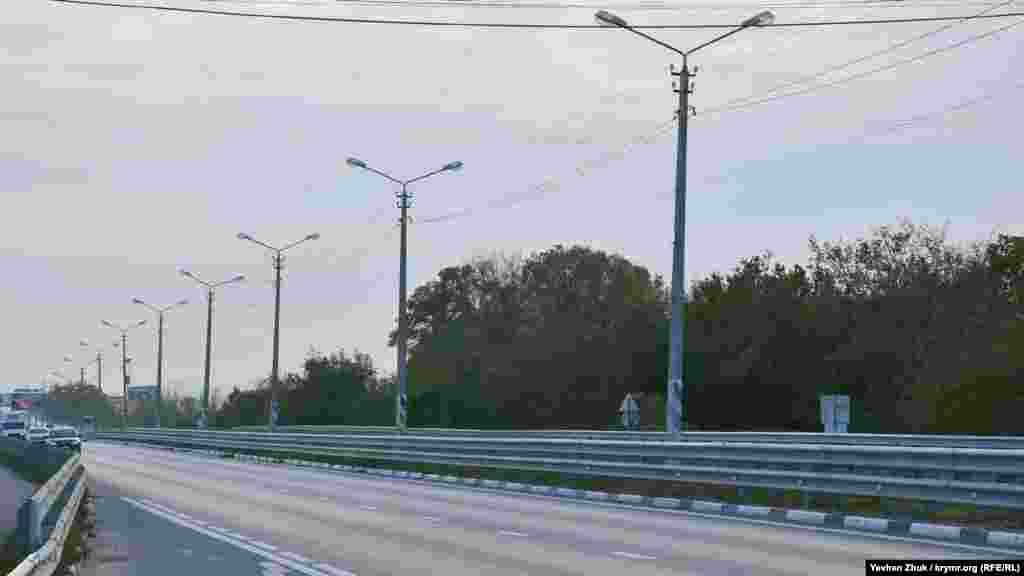 Через Чистеньке проходить траса Сімферополь – Бахчисарай. Після завершення будівництва «Тавриди» автомобілів на старій дорозі небагато