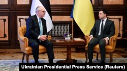 Президент України Володимир Зеленський (праворуч) і президент Естонії Алар Каріс. Київ, 22 лютого 2022 року