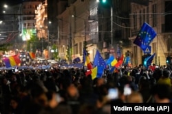 Прихильники кандидата в президенти Нікушора Дана святкують на вулиці після закриття виборчих дільниць у другому турі президентських виборів у Бухаресті, Румунія.18 травня 2025 року