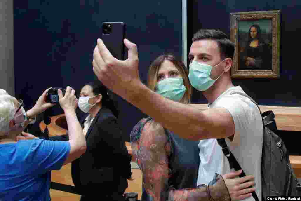 Перед портретом Мони Лізи, куди стікається найбільше туристів, щоб зробити cелфі, на підлозі приклеєні спеціальні маркери, щоб запобігти великим скупченням людей 