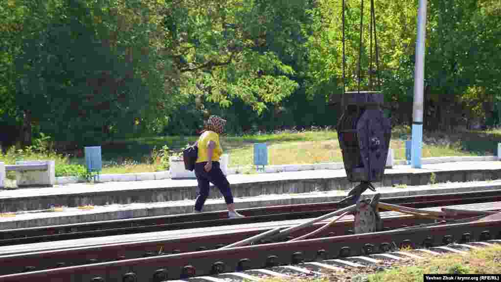 Жителька села переходить через колії на станції «Верхньосадова»