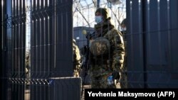 Український військовий поблизу нового пункту пропуску «Щастя» в Луганській області дивиться в бік окупованої території