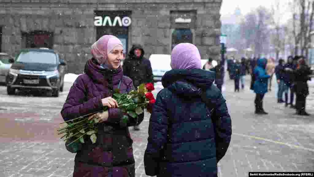 Багато хто називає хіджаб паранджею. Але це поширена помилка. Паранджею слід називати той убір, який надягають у Саудівській Аравії – він чорного кольору і закриває все обличчя, залишаючи відкритими тільки очі
