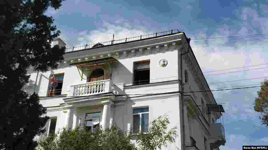 Висота стелі в цій «сталінці» сягає чотирьох метрів. На рівні третього поверху є барельєф