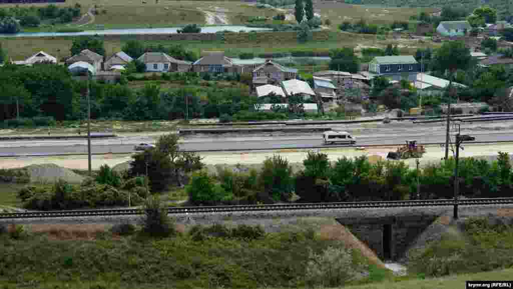 Паралельно «Тавриді» через Приятне Свідання проходить залізниця від Сімферополя до Севастополя