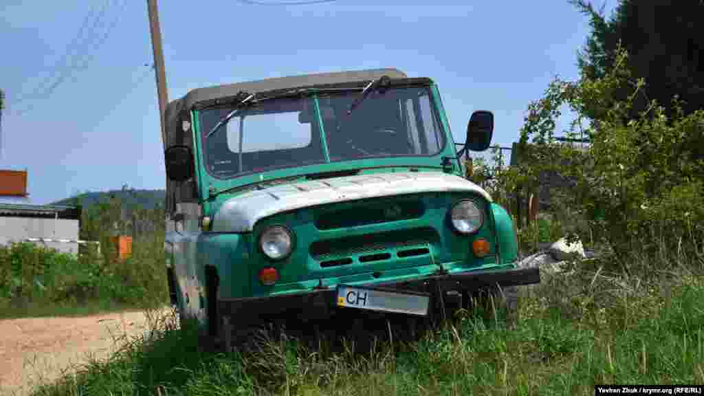 На одній із вулиць стоїть «УАЗ» з українськими номерами