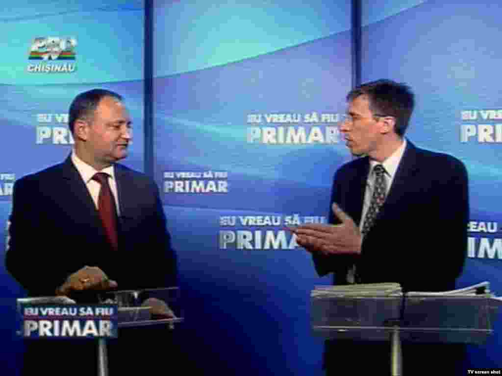 15 iunie 2011. Confruntarea finală dintre candidaţii la şefia capitalei Dorin Chirtoacă şi Igor Dodon, screen shot din emisiunea „În Profunzime” de la Pro TV Chişinău