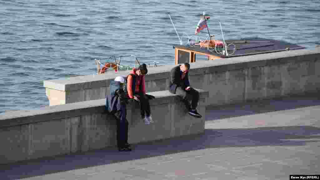 Власники прогулянкового катера і екскурсовод очікують туристів, яких зараз не багато 