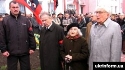 Ольга Ільків під час відкриття пам'ятника головнокомандувачу УПА генералу Роману Шухевичу в селі Княгиничі на Івано-Франківщині, 13 листопада 2005 року. У Княгиничах Роман Шухевич перебував із жовтня 1946-го по вересень 1947 року