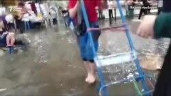 Одамкашӣ бо ароба дар бозори Садоводи Маскав Одамкашӣ бо ароба дар бозори Садоводи Маскав