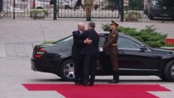 Із почесною вартою та оркестром зустрічав Порошенко Лукашенка (відео) Із почесною вартою та оркестром зустрічав Порошенко Лукашенка (відео)