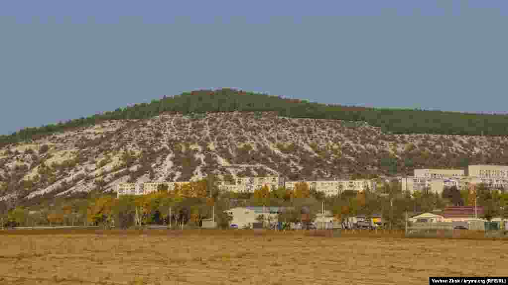 Вершина однойменної гори навряд чи зараз схожа на «цукрову» – вона засаджена лісом