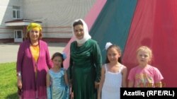 Тубыл Сабантуен оештыручы Фәүрия Шәрипова, җырчы Сәкинә Арангулова балалар янында