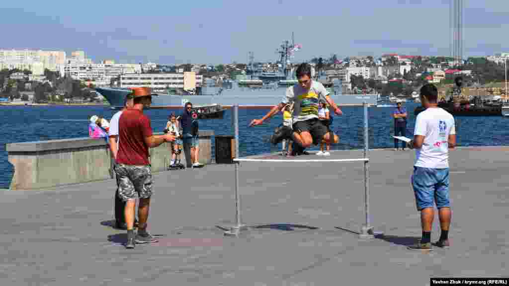 Доросла частина змагань включала фрі джамп – стрибки у висоту через планку