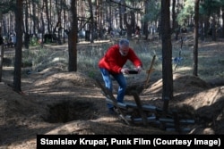 Іво фотографує могили в Ізюмі