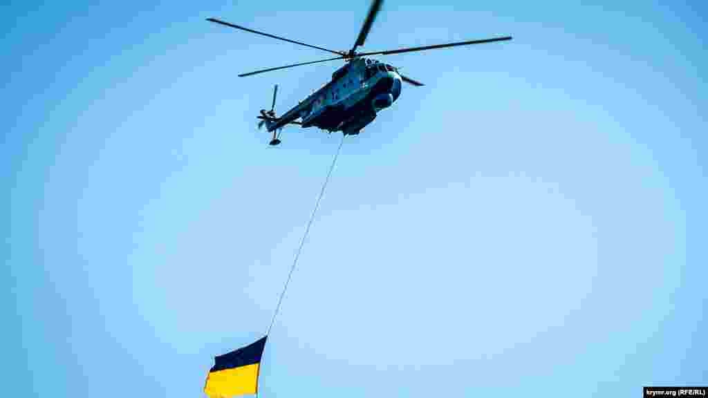 Вертольоти з прапорами – державним і Військово-морських сил – облетіли Практичну (Військову) гавань Одеського порту