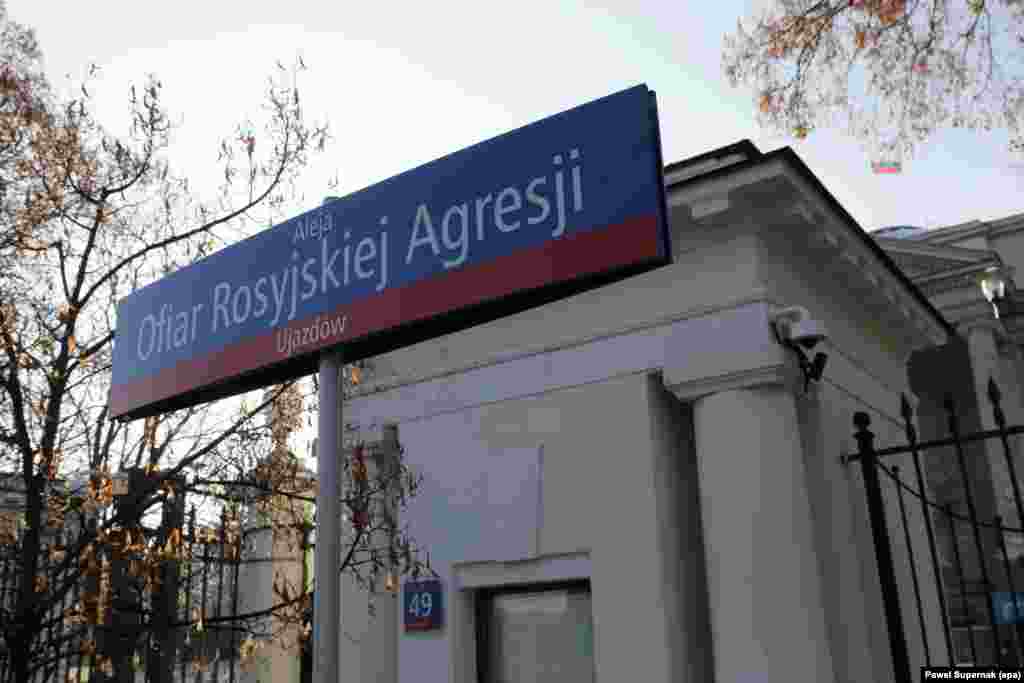 Znak za Aveniju žrtava ruske agresije koji je postavljen ispred ruske ambasade u Varšavi, Poljska