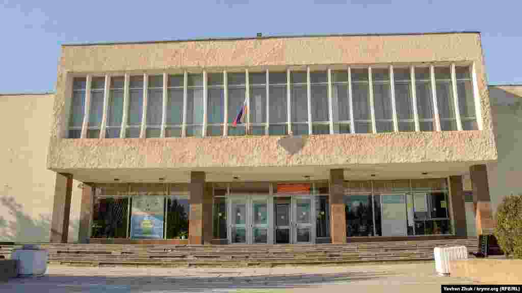 У місцевому Будинку культури діти можуть записатися в різні гуртки, також тут проводять патріотичні заходи і концерти самодіяльності. Він новіший, ніж школа – йому трохи більше 30 років